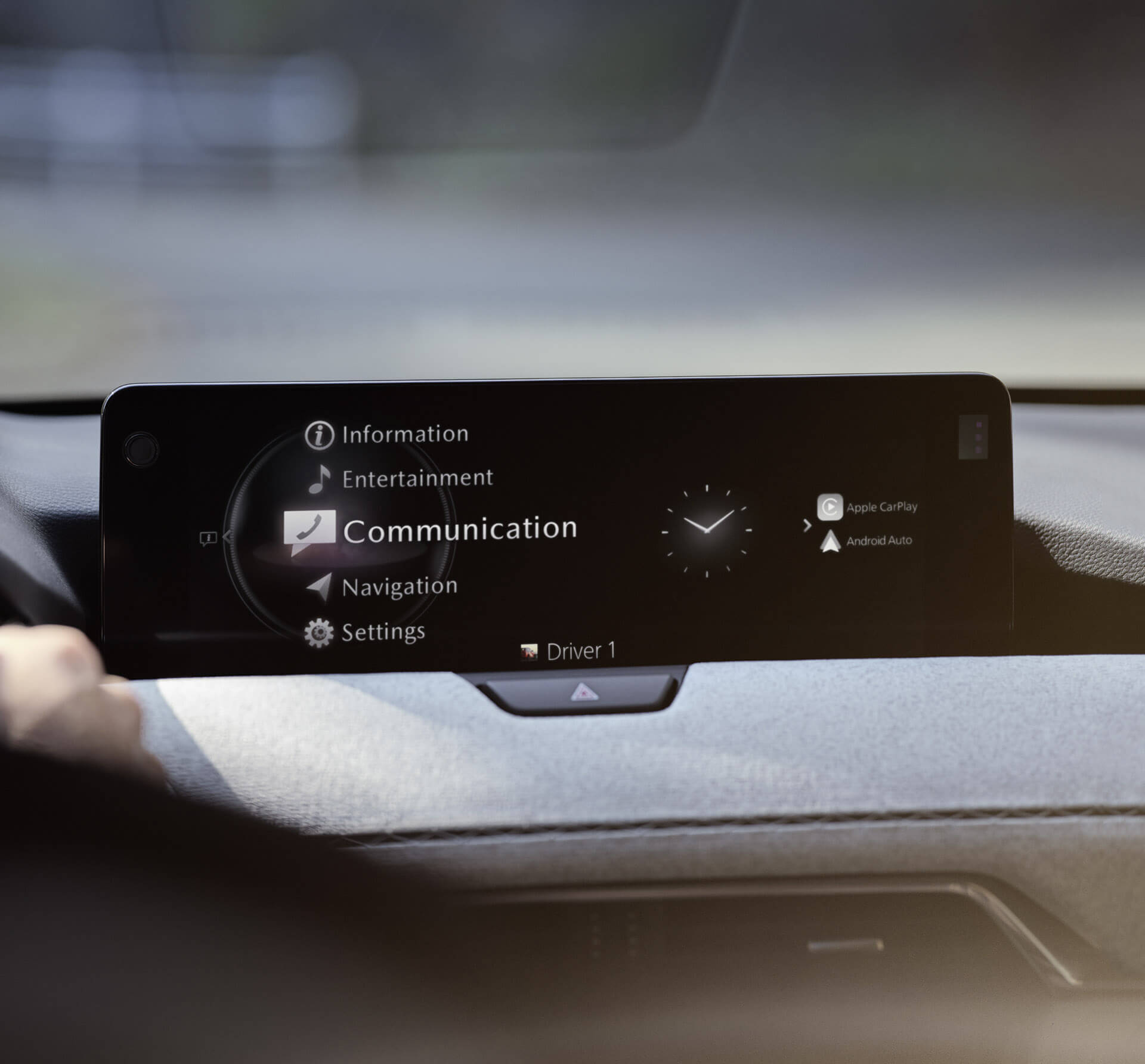 12,3“ stredový displej informačno-zábavného systému vo vnútri úplne nového plug-in hybridného SUV Mazda CX-60.