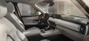 Prostorný a luxusní interiér zcela nového plug-in hybridního SUV Mazda CX-60, vyrobeného v Japonsku.