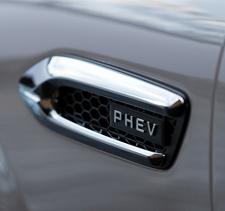 Badge Véhicule électrique hybride rechargeable (PHEV) sur le côté de la Mazda CX-60.