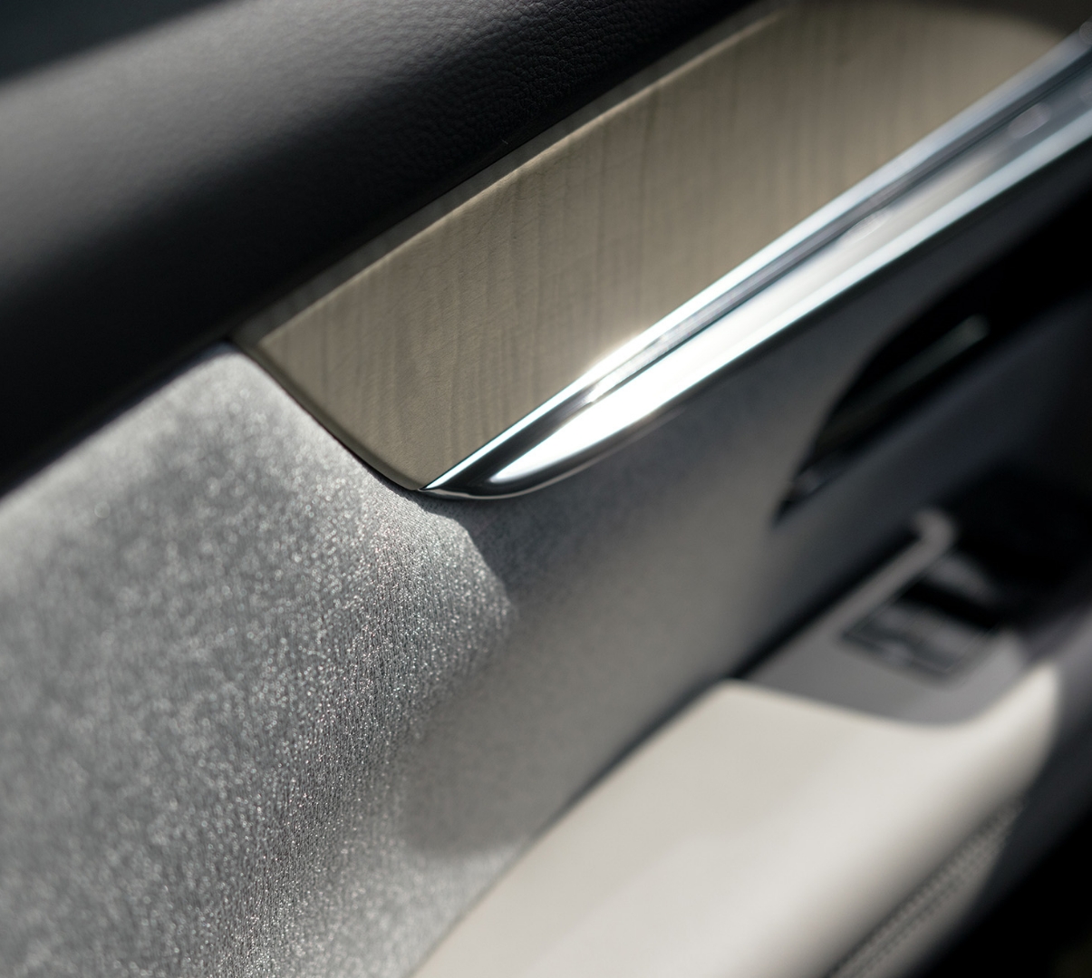Bracciolo della porta anteriore rifinito con finiture in vero legno d’acero nella Mazda CX-60