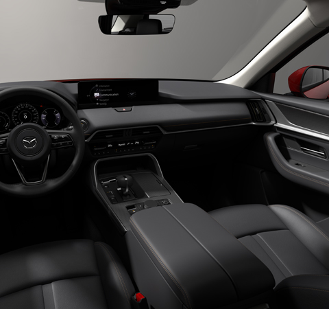 Jaunā uzlādējamā apvidus hibrīdautomobiļa Mazda CX-60 apdare ir no melnas ādas.