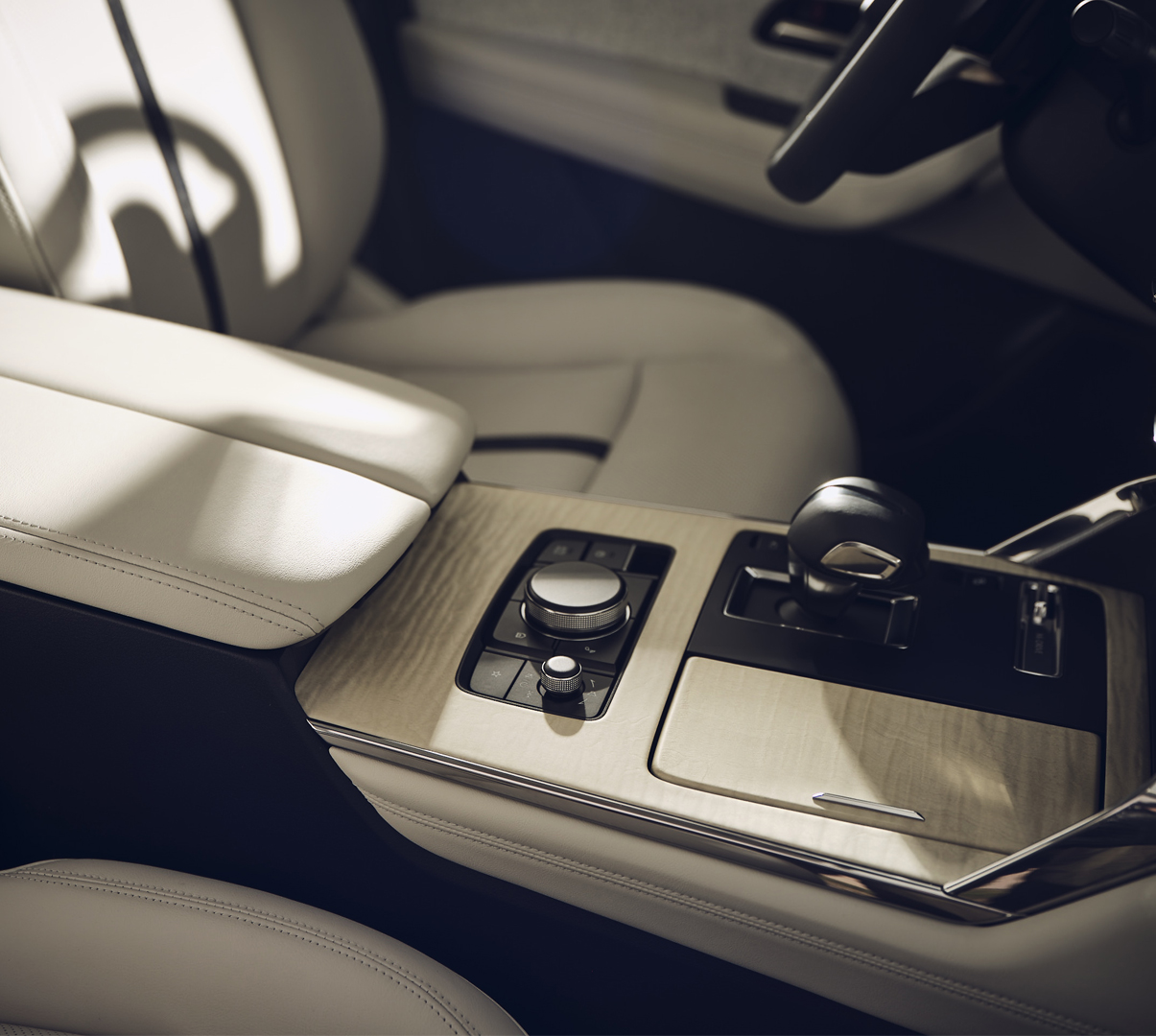 HMI Commander-knop in de Mazda CX-60 op console van esdoornhout