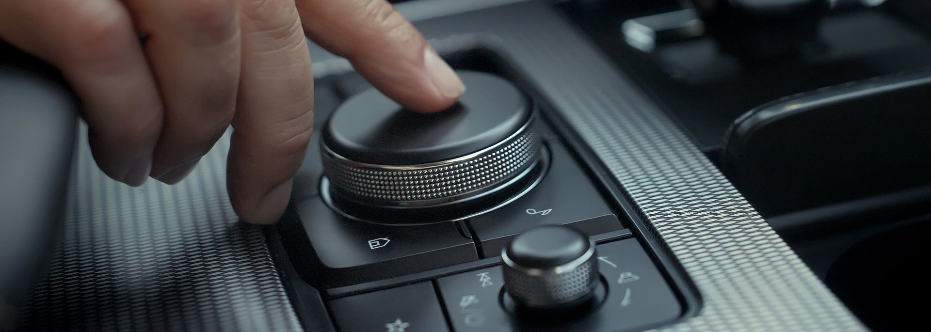 Bouton de l’interface HMI multifonctions sur console centrale dans le Mazda CX-60