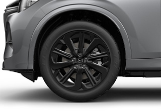 20" sorte aluminiumsfælge på en Mazda CX-80 med Homura Plus-udstyrsniveau