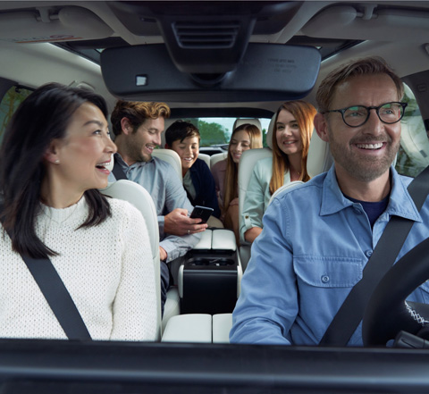 Six personnes installées confortablement à l’intérieur du spacieux SUV Mazda CX-80 à quatre roues motrices