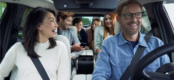 Six personnes installées confortablement à l’intérieur du Mazda CX-80 spacieux.