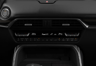 Automatische airconditioning met 3 zones in een Mazda CX-80 in de Homura-versie