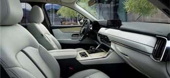 Een foto van het interieur van de Mazda CX-80 en de zetels.