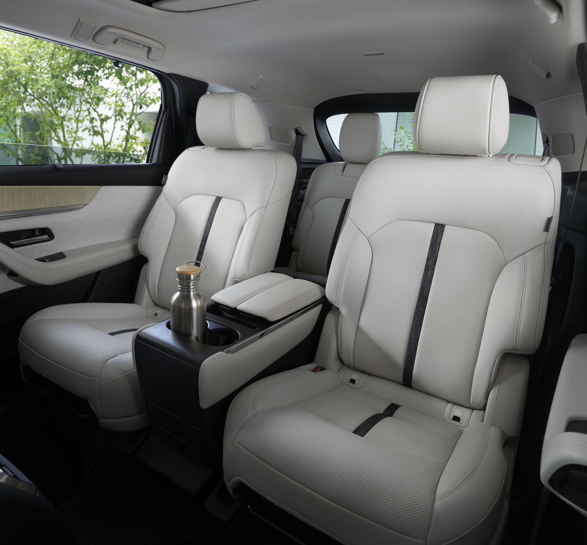 De elegante captain chairs op de tweede rij in de Mazda CX-80 met middenconsole en bekerhouders.