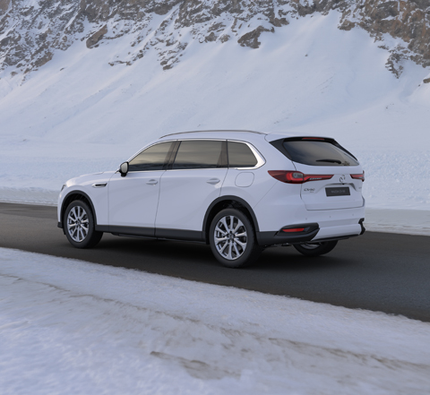 Profiel van de Mazda CX-80 in Arctic White.