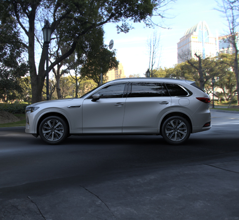 Profiel van de Mazda CX-80 in Platinum Quartz.