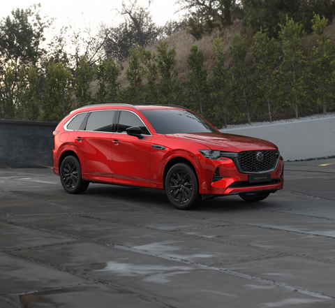 Profiel van de Mazda CX-80 in Soul Red Crystal.