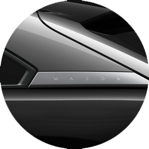 Mazda MX-30 в цвят Черен перлен металик със сребристи горни странични панели