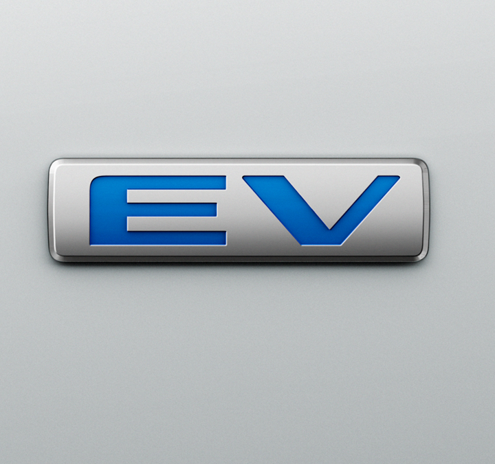 Das Emblem für Elektrofahrzeuge sind an der Seite des Mazda MX-30 SUV.