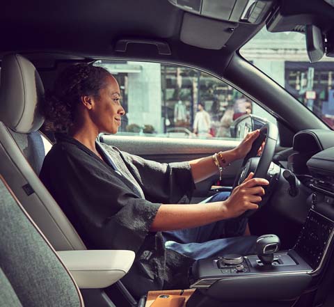 Una donna al volante della Mazda MX-30.