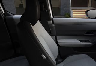 Il tessuto grigio chiaro con rivestimento grigio scuro di Mazda MX-30 nell’allestimento Prime-Line