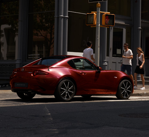 Mazda MX 5 RF, движеща се по градска улица.