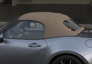 Beige softtop på en Mazda MX-5
 Roadster med Exclusive-line-udstyrsniveau