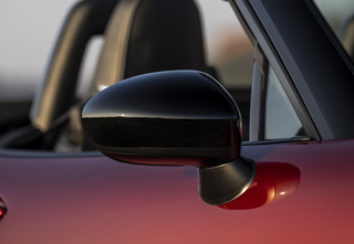 Außenspiegel in Piano Black des Mazda MX-5
 Roadster in der Ausstattungsvariante Homura