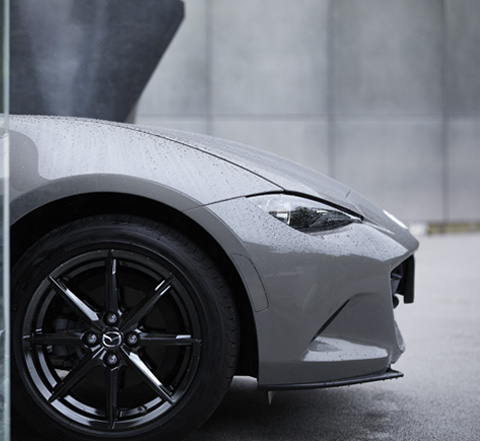 Nahaufnahme der schwarzen Leichtmetallfelge des Mazda MX-5
 Roadster.