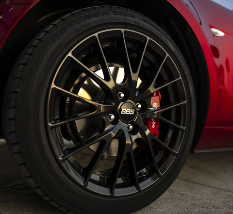 Jantes en alliage BBS noires et freins brembo sur la Mazda MX-5 Roadster.