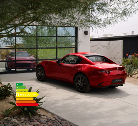 Mazda MX-5
 RF rouge stationné devant un mur de glaces.