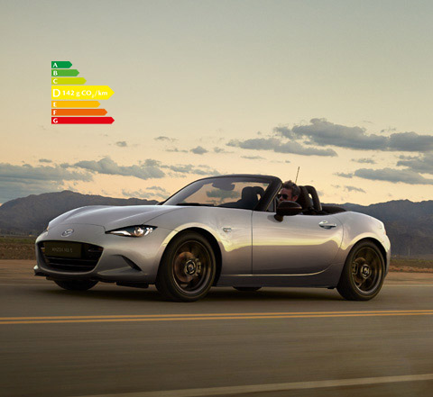 Couple souriant pendant la conduite du Mazda MX-5
 Roadster.