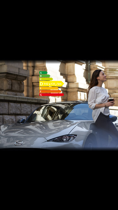 Femme adossée à l’aile du Mazda MX-5
 Roadster, avec une boisson dans les mains.