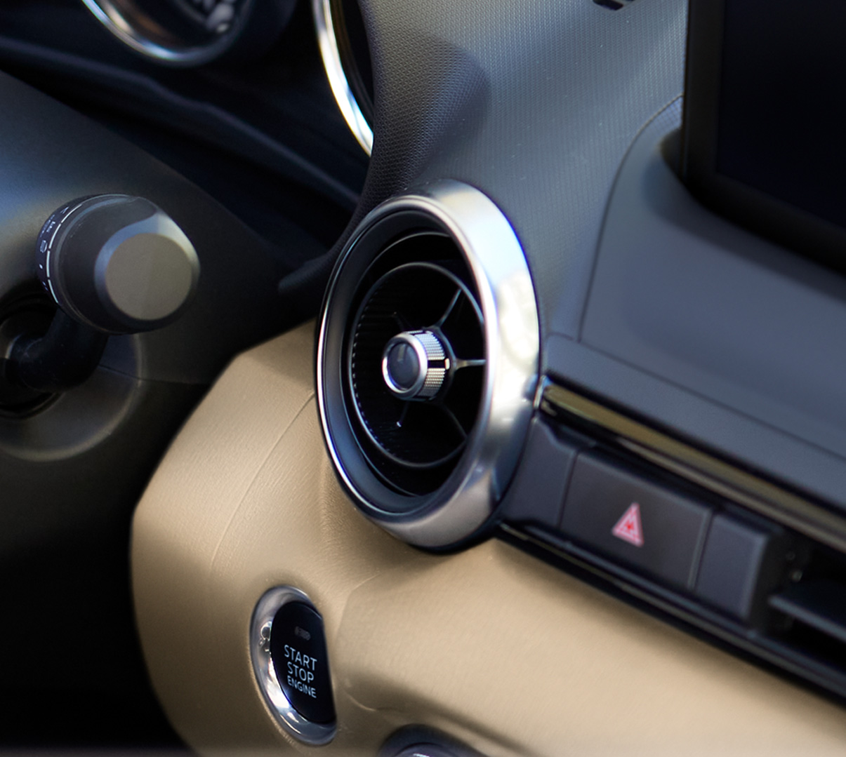 Het dashboard met chromen luchtuitlaten in de Mazda MX-5
 Roadster.