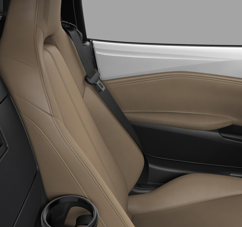 Zetel in geperforeerd Tan Nappa leder in de Mazda MX-5
 met soft-top.