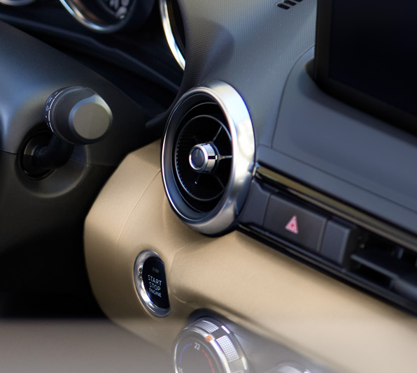 Het dashboard met chromen ventilatieopeningen in de Mazda MX-5
 Roadster.