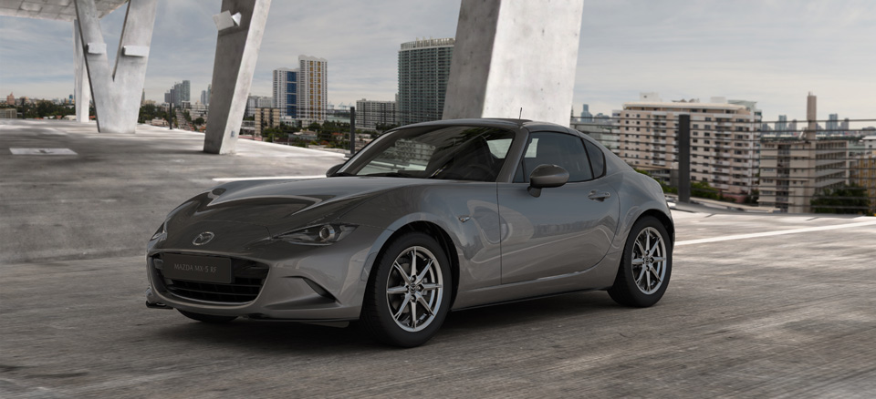 Mazda MX-5 RF, паркирана в градска среда.