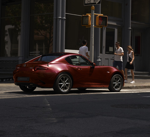 Mazda MX-5 RF při jízdě na městské ulici.