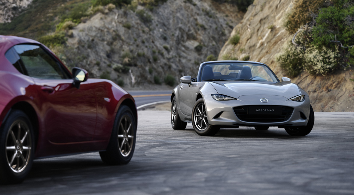 Mazda MX-5 Roadster og Mazda MX-5 RF parkeret foran hinanden.