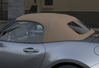 Beige softtop på en Mazda MX-5 Roadster med Exclusive-line-udstyrsniveau