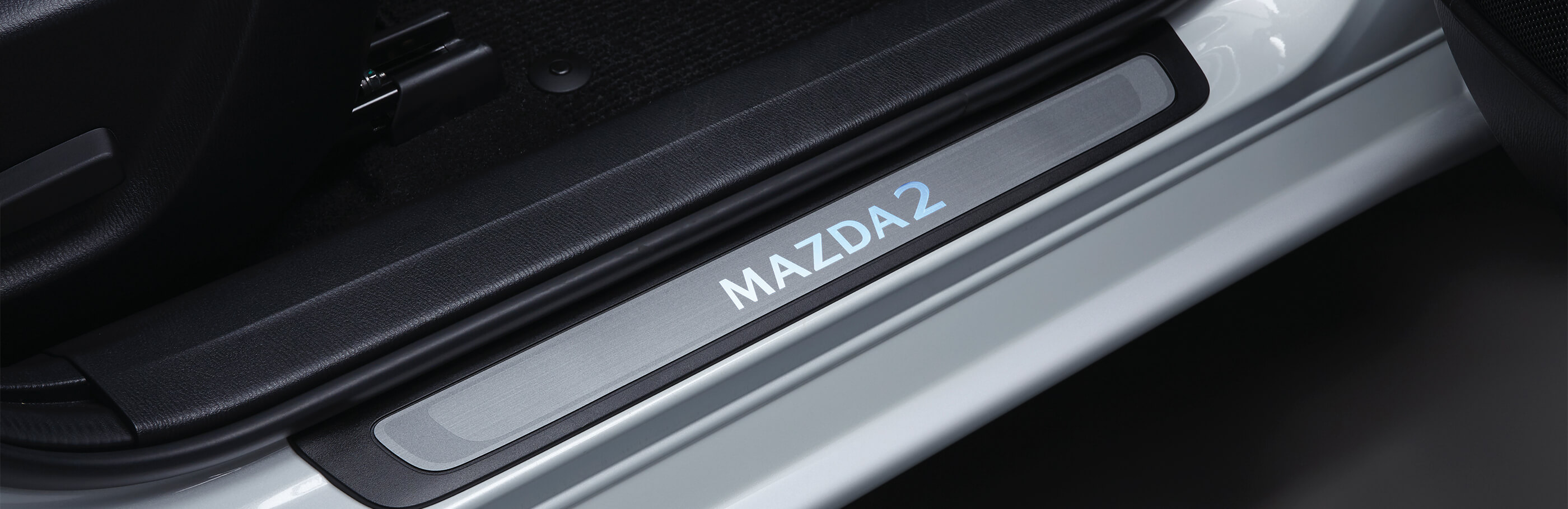 Mazda2 beleuchtete Einstiegsblenden